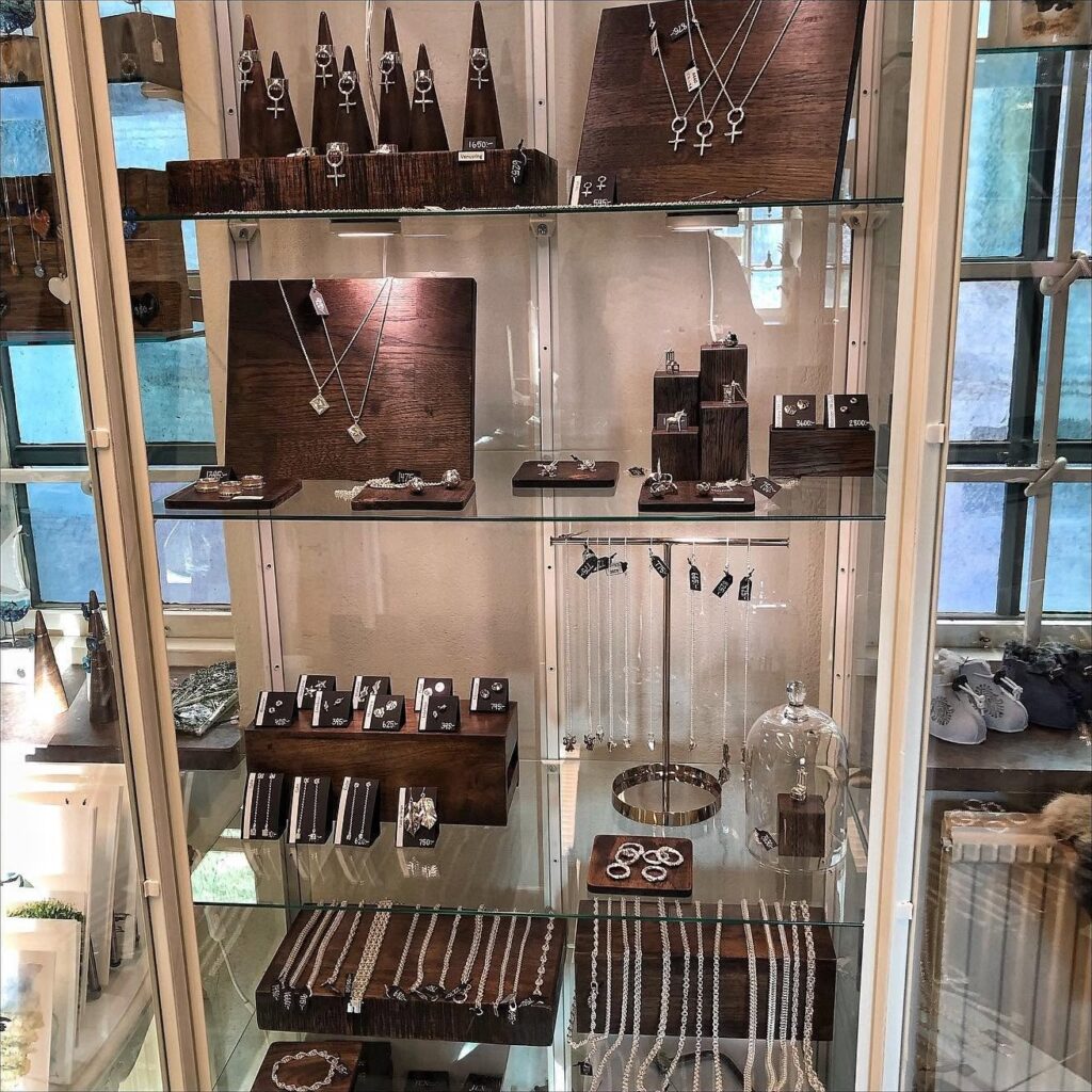 Glasmonter med silversmycken i JEX designs butik på Kronhusbodarna