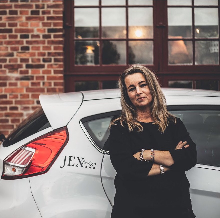 Jessica König framför bilen med JEX designs logotyp