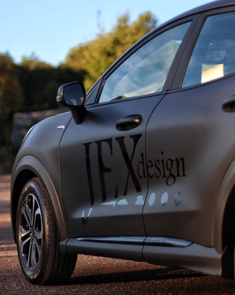 JEX designs logotyp på bilens dörr
