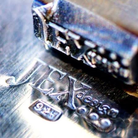 Närbild på stämpeln JEX design intill silverstämpeln 925