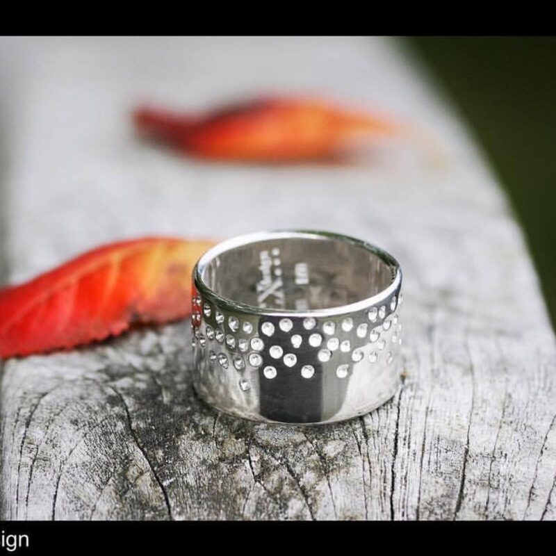 Ring med prickar