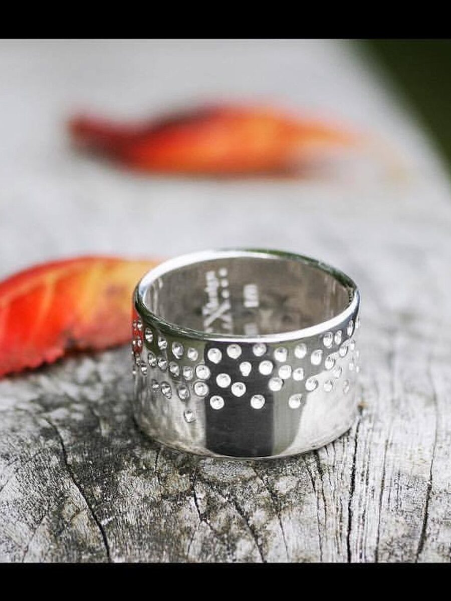 Ring med prickar